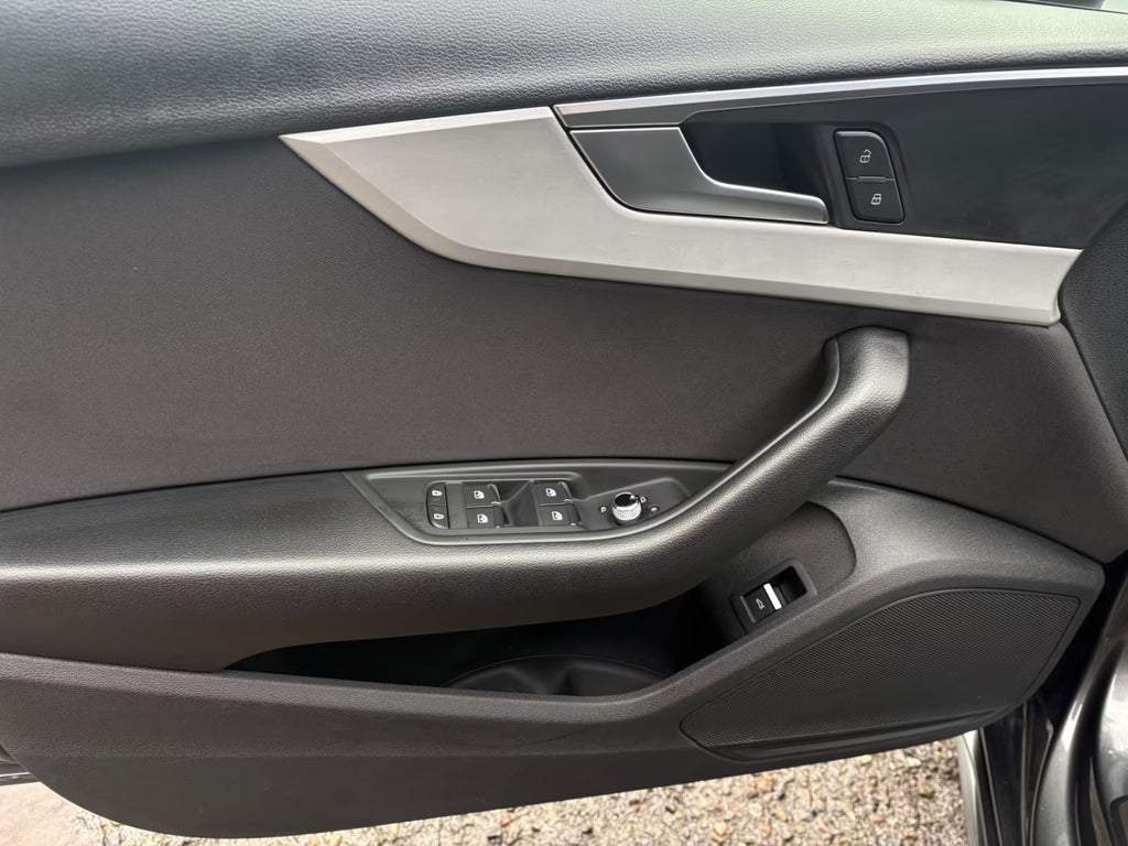 AUDI A4 40 TFSI quattro S line Black Style