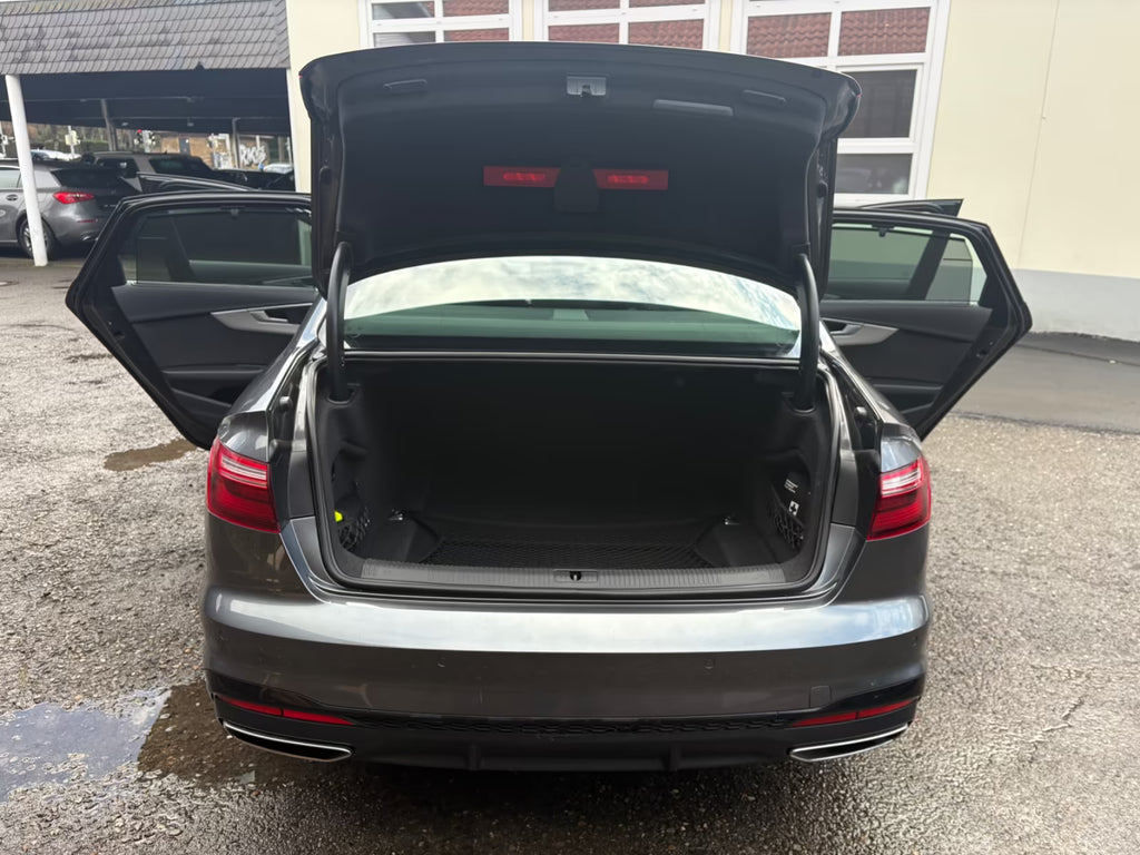 AUDI A4 40 TFSI quattro S line Black Style